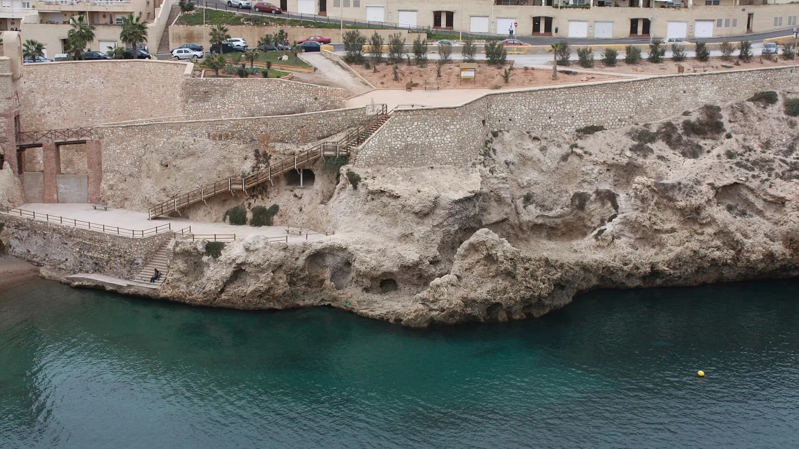 A la izquierda de la imagen puente de las Cinco Palabras sobre el foso de los Carneros (acceso tapiado)