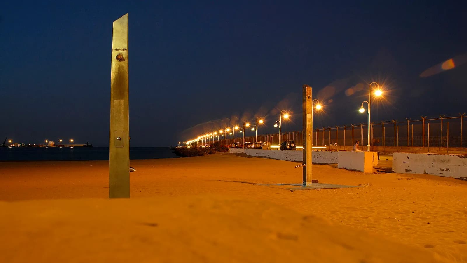 Playa de la Hípica y Dique Sur de noche, Melilla, junto a la frontera con Marruecos