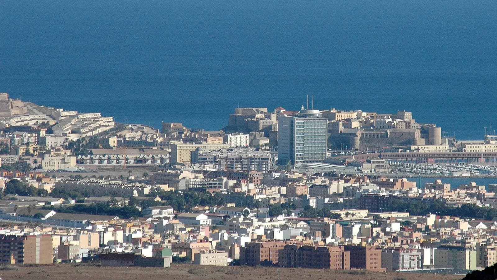 Imbroda busca mejorar la conectividad aérea de Melilla con Air Nostrum